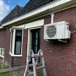 buitenunit airco gemonteerd aan de muur