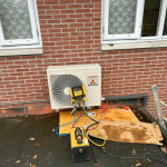 werkzaamheden buitenunit airco op een dak