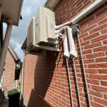 buitenunit op houder aan de muur